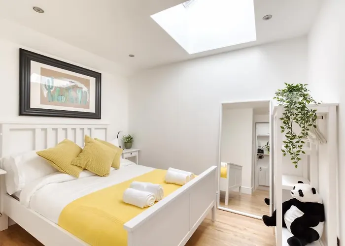 Bright 3 Bed Flat With Pool & Parking 公寓 *