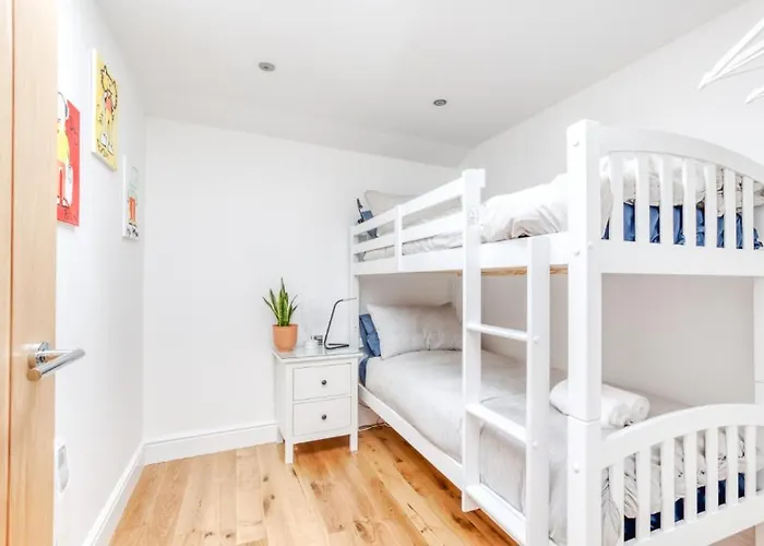 Bright 3 Bed Flat With Pool & Parking 公寓