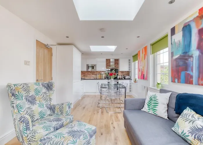 Bright 3 Bed Flat With Pool & Parking *