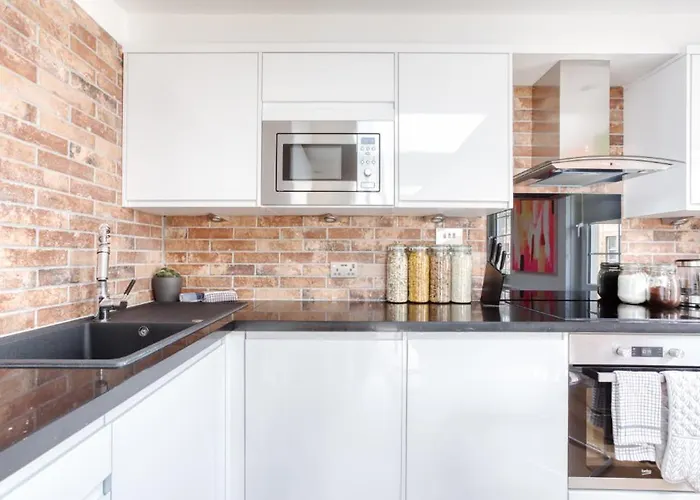 Bright 3 Bed Flat With Pool & Parking Appartement *