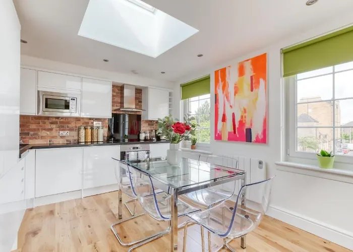 Bright 3 Bed Flat With Pool & Parking 爱丁堡