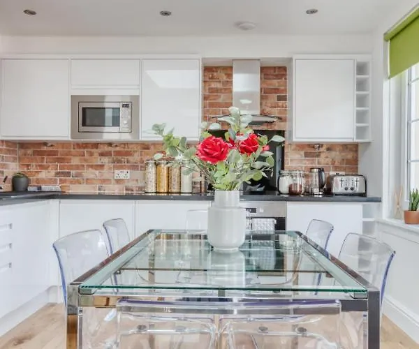 Bright 3 Bed Flat With Pool & Parking 公寓 *