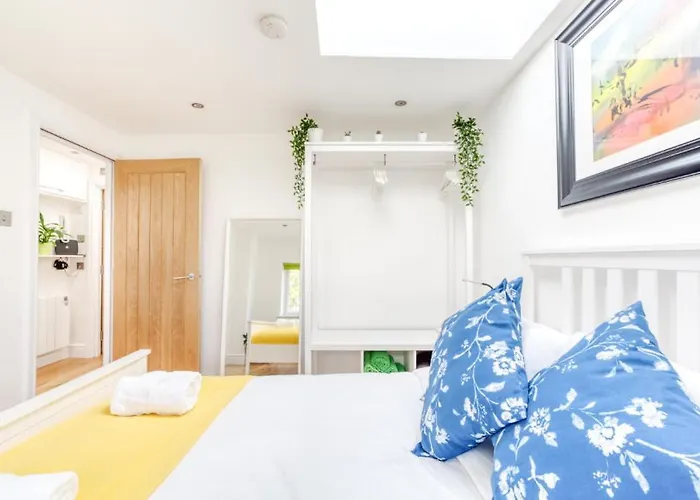 Bright 3 Bed Flat With Pool & Parking