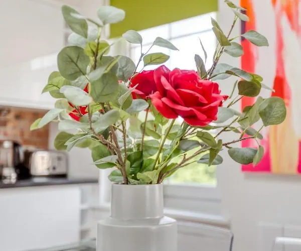 Bright 3 Bed Flat With Pool & Parking *