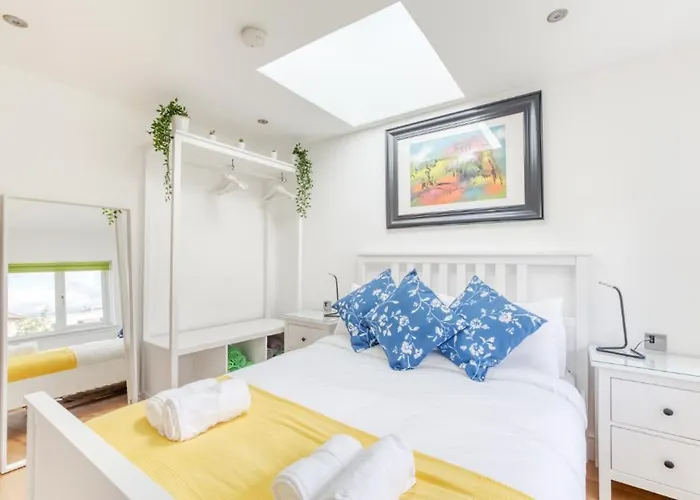 Bright 3 Bed Flat With Pool & Parking *