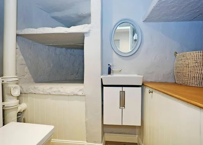 Joivy Vibrant Near Calton Hill *