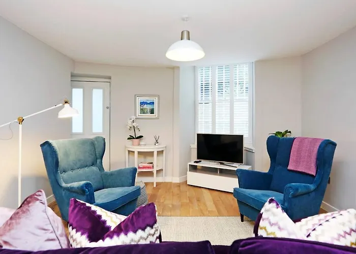 Joivy Vibrant Near Calton Hill *