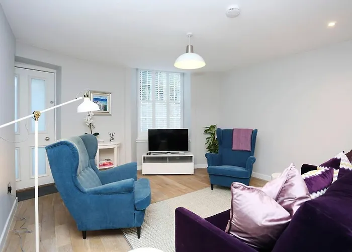 Joivy Vibrant Near Calton Hill * Edinburgh