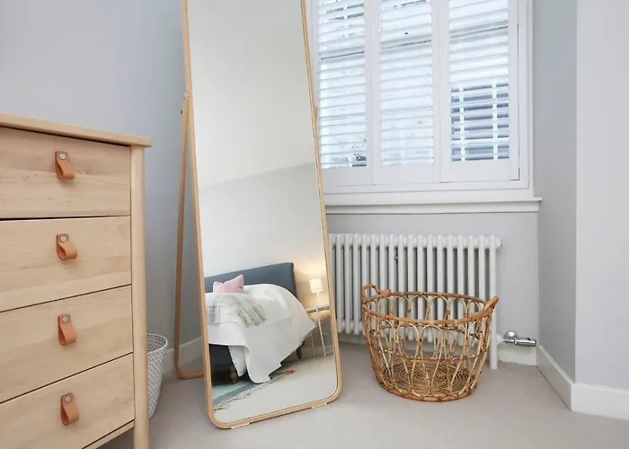 Joivy Vibrant Near Calton Hill *