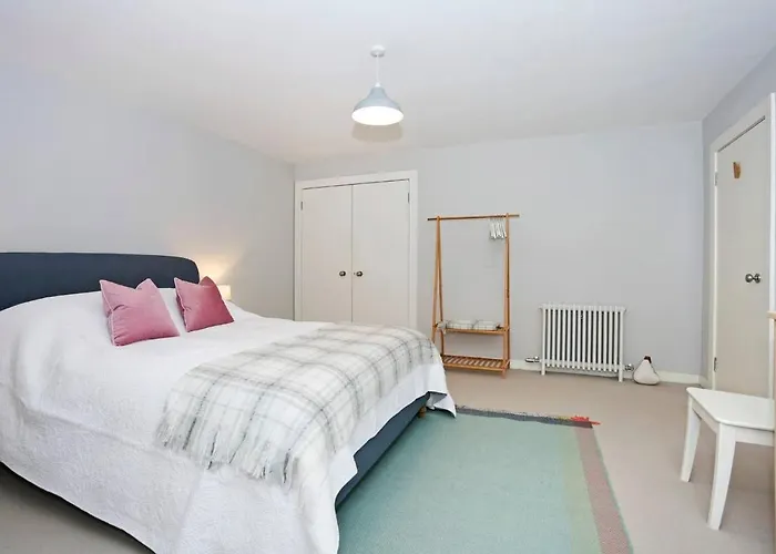 Joivy Vibrant Near Calton Hill