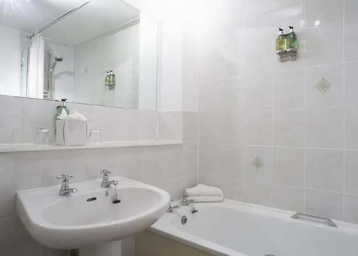 Hotel apartamentowy Fountain Court - Grove