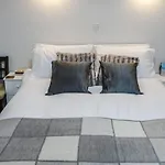شقة Quiet Ground Floor Mews Flat And Parking إدنبرة