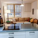 Quiet Ground Floor Mews Flat And Parking شقة