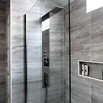 Quiet Ground Floor Mews Flat And Parking * إدنبرة