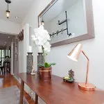 Holyrood - Luxury With Parking شقة *