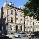 Joivy Fantastic New Town Flat With Shared Garden *