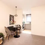 Joivy Modern 1 Bed Flat In West End, Close To Princes Gardens Apartmán