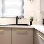 Joivy Modern 1 Bed Flat In West End, Close To Princes Gardens Apartmán *