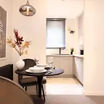 Joivy Modern 1 Bed Flat In West End, Close To Princes Gardens *