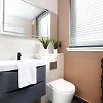 Joivy Modern 1 Bed Flat In West End, Close To Princes Gardens