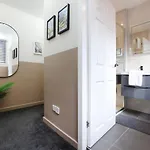 Joivy Modern 1 Bed Flat In West End, Close To Princes Gardens *