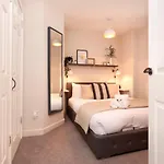 Joivy Modern 1 Bed Flat In West End, Close To Princes Gardens