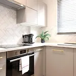 Apartmán Joivy Modern 1 Bed Flat In West End, Close To Princes Gardens