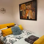 Lejlighed Lovely 3 Bed With Jacuzzi, Close To Airport, Driveway, Wifi Edinburgh