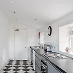 Drylaw House, Grade A Listed Mansion Near Centre Casa vacanze *