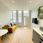 Chic, Newly Reno'd 1 Bed Open Plan, Nr The Meadows Lägenhet