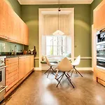 Beautiful Centre Georgian 4 Bed Townhouse With Private Garden