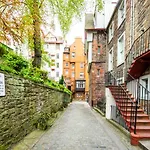 Famous House, 1 Minute From Castle