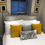 Escape To @ Abercromby Place Apartman *
