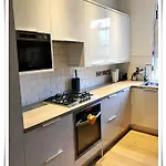 Spacious And Modern 2 Bedroom Flat Near The Centre *