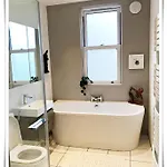 Spacious And Modern 2 Bedroom Flat Near The Centre *