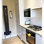 Spacious And Modern 2 Bedroom Flat Near The Centre