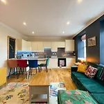 Lively & Energetic 2br On The Royal Mile Edinburgh