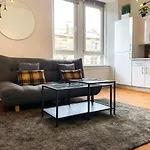 Artsy Modern 1br In Abbeyhill Lägenhet *