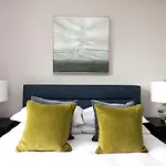 Апартаменты Joivy Stylish Flat In New Town *