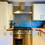 Cosy Roseburn Apartment, - 2 Bedrooms, Free Parking * Edinburgh