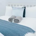 Luxury Modern 3 Bedroom In Centre Appartement *
