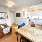 Rose Street's Hidden Treasure- 2bed Newly Refurbished Appartement *