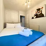 Rose Street's Hidden Treasure- 2bed Newly Refurbished *