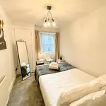 Rose Street's Hidden Treasure- 2bed Newly Refurbished * Edinburgh