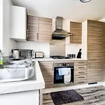 2-bedroom With Private Garden & Parking Σπίτι διακοπών