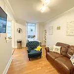 Rose Street's Hidden Treasure- 2bed Newly Refurbished Appartement