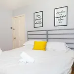 Casa de Férias Beautiful 4 Bedroom - Free Parking *
