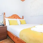 Beautiful 4 Bedroom - Free Parking