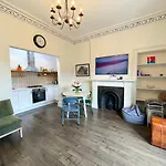 Open Plan 2 Bed Apt, Near Castle Appartamento