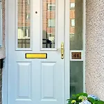 3 Bedroom - 2 Bathroom Townhouse In Corstorphine Near Murrayfield Stadium - Direct Bus To Centre In 20 Minutes - Two Private Parking Spaces - Private Sunny Garden - Recently Refurbished Сasa de vacaciones Edimburgo